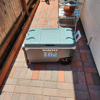 IGLOO Maxcold Latitude 90 Roller Cooler! 1