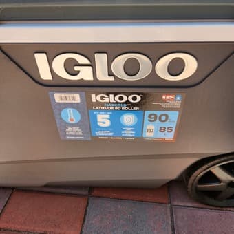 IGLOO Maxcold Latitude 90 Roller Cooler! 2