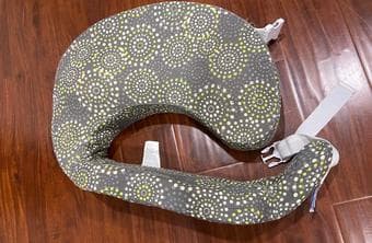 New born baby items-bath tub, pillows, chair 2
