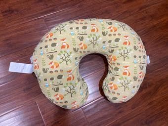 New born baby items-bath tub, pillows, chair 3
