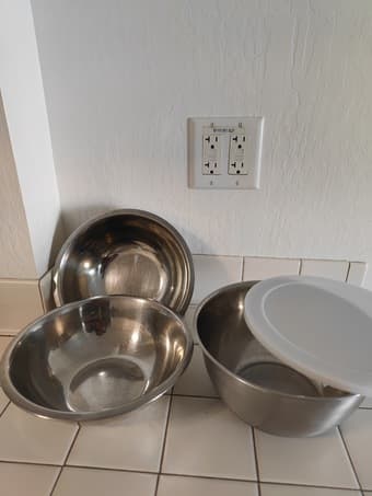 Steel salad bowls, baking trays, plastic colander and steel strainers 1