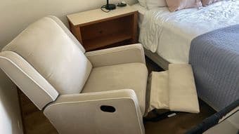 Reclinable nursing chair 2
