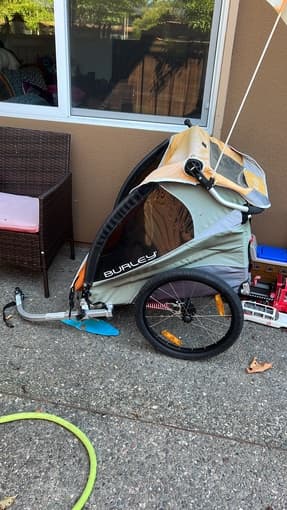 Selling bike trailer for 1