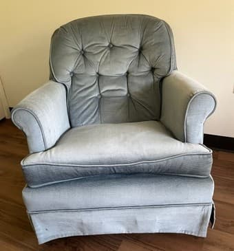 Armchair, desk, paintings, duvet with cover, towels, baking forms 2