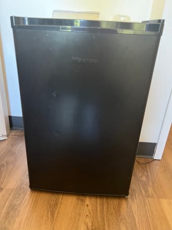 Selling fridge for 1