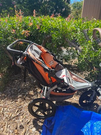 Selling jogging stroller for 1