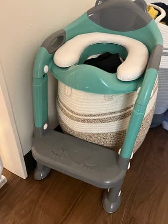 Selling potty trainer for 1