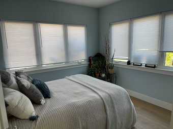 Bedroom available in 3 bedroom, 2 bathroom house in Redwood City 1