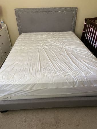 Queen bed + mattress +box spring 2