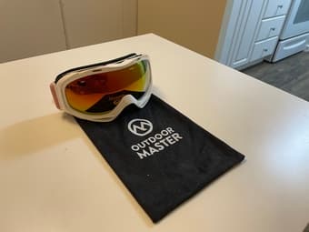 very new ski goggles 1