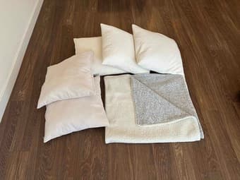 5x couch pillows and a cozy blanket 1