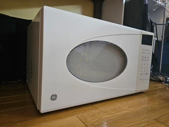 Microwave - condition excellent - $70 1