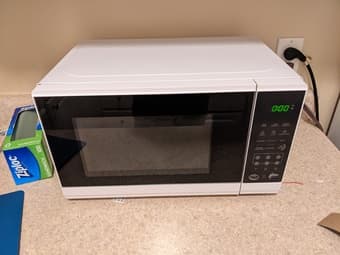 700 Watt Microwave 1