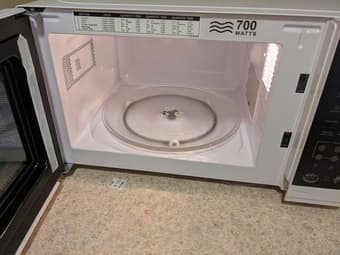 700 Watt Microwave 2