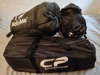 4 person tent + 2 sleeping bags, new condition 1