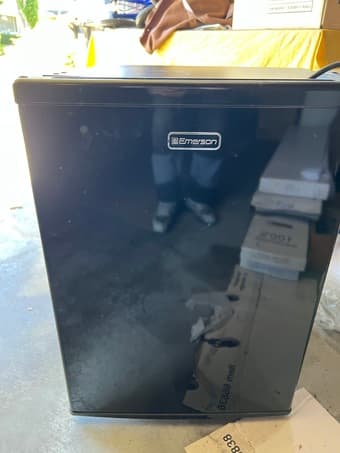 Emerson 2.8 cubic foot mini refrigerator 1