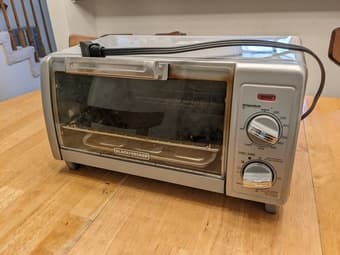 Toaster oven (Black + Decker) 1