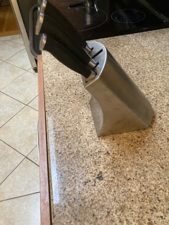 Kitchen knife block set (missing 1 knife) 1
