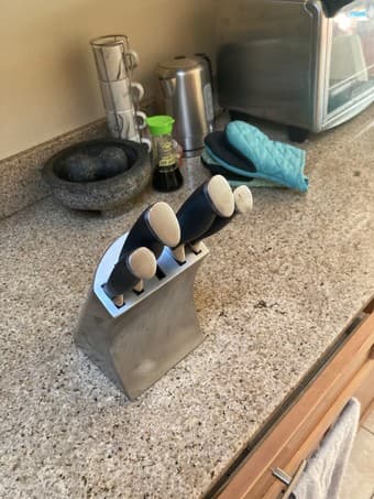 Kitchen knife block set (missing 1 knife) 2
