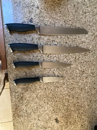 Kitchen knife block set (missing 1 knife) 3