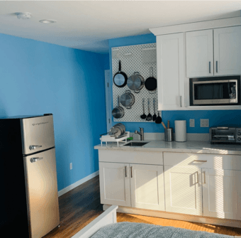 Studio, fully furnished, kitchenette, private bathroom & entrance 3