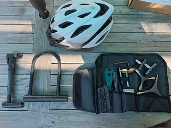 Trek mountain bike + helmet, locks and accessories 1
