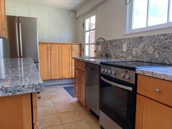 5 min from campus, newly renovated full kitchen and w/d in unit 1