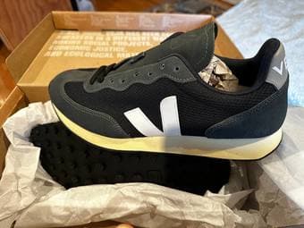 NEW & UNWORN Veja Sneakers (Size 9) 1
