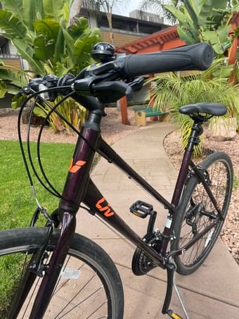 Like-new hybrid bike for sale 2