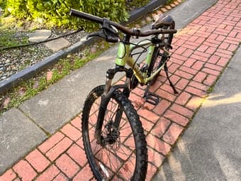 GIANT (medium size) Bike for sale 1