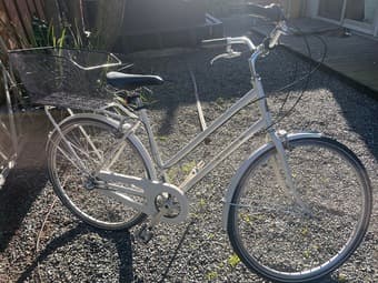 White comfortable city/cruiser bike 1