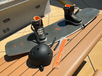 WAKEBOARD: Slingshot Volt Wakeboard 2020 + Helmet 1