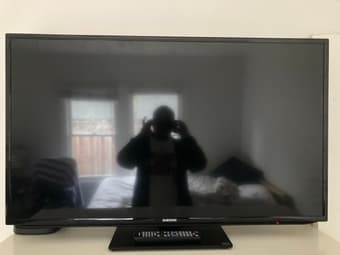 SAMSUNG 46inch SMART TV, with Wall Mount and Remote 1