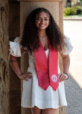 EXPERIENCED PHOTOGRAPHER FOR GRAD SESSIONS 1