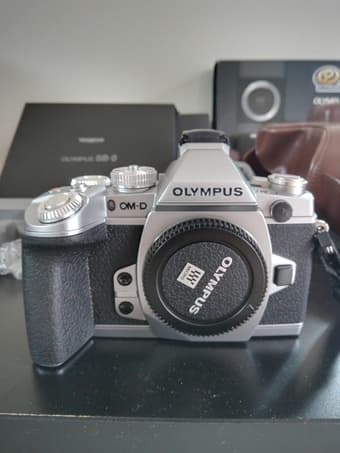 Mint Olympus E-M1 siliver with leather case 2