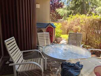 Outdoor Patio table (round table) and 4 chairs set 1