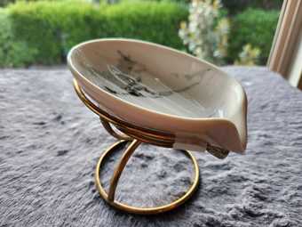 Leaf-Shaped Ceramic Soap Dish with Drain 2