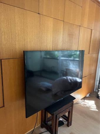 Samsung 1080p 50x30 inch Smart TV 3