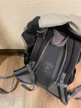 Deuter 25L hiking pack - barely used 2