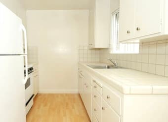 Furnished Room Available for immediate move in, 2B/1B apartment 3