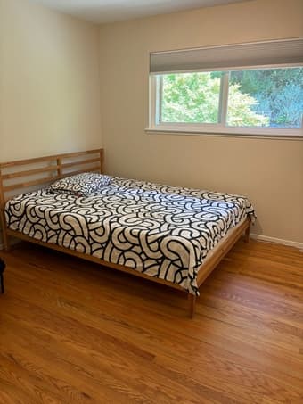2nd floor room available in Portola Valley House, Sept 1st start 3