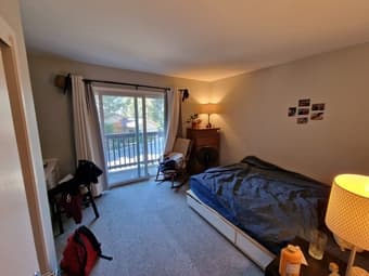 2nd floor room w/balcony available in Portola Valley House, Sept. 1st 3