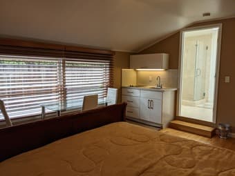 Fully furnished studio in Menlo Park available from 9/1 3