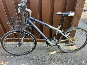 Bike with free basket and helmet 1