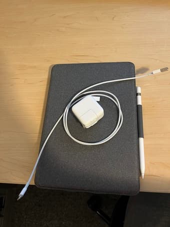 7th Gen Apple iPad A10 Fusion Chip 128GB - Silver For Sale OBO 2