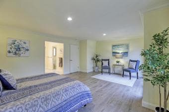 Beautiful 1b1b master room with private balcony in safe neighborhood 2