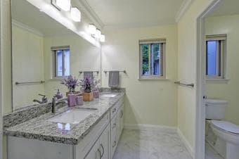 Beautiful 1b1b master room with private balcony in safe neighborhood 1