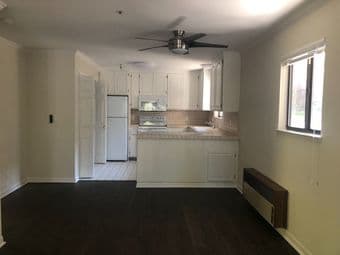 Bedroom with attached private bathroom in Menlo Park Downtown 3