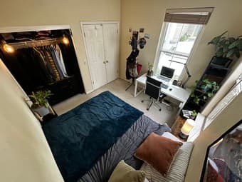 Mid sized bedroom (shared bathroom, big closet) in Mountain View 1