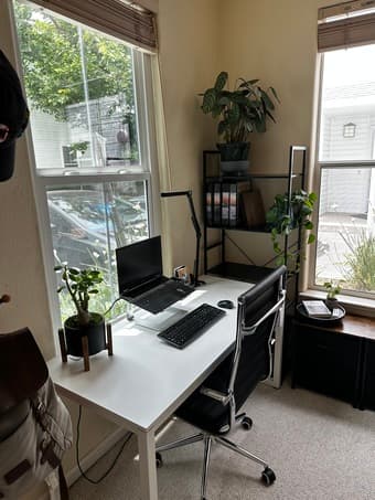 Mid sized bedroom (shared bathroom, big closet) in Mountain View 2